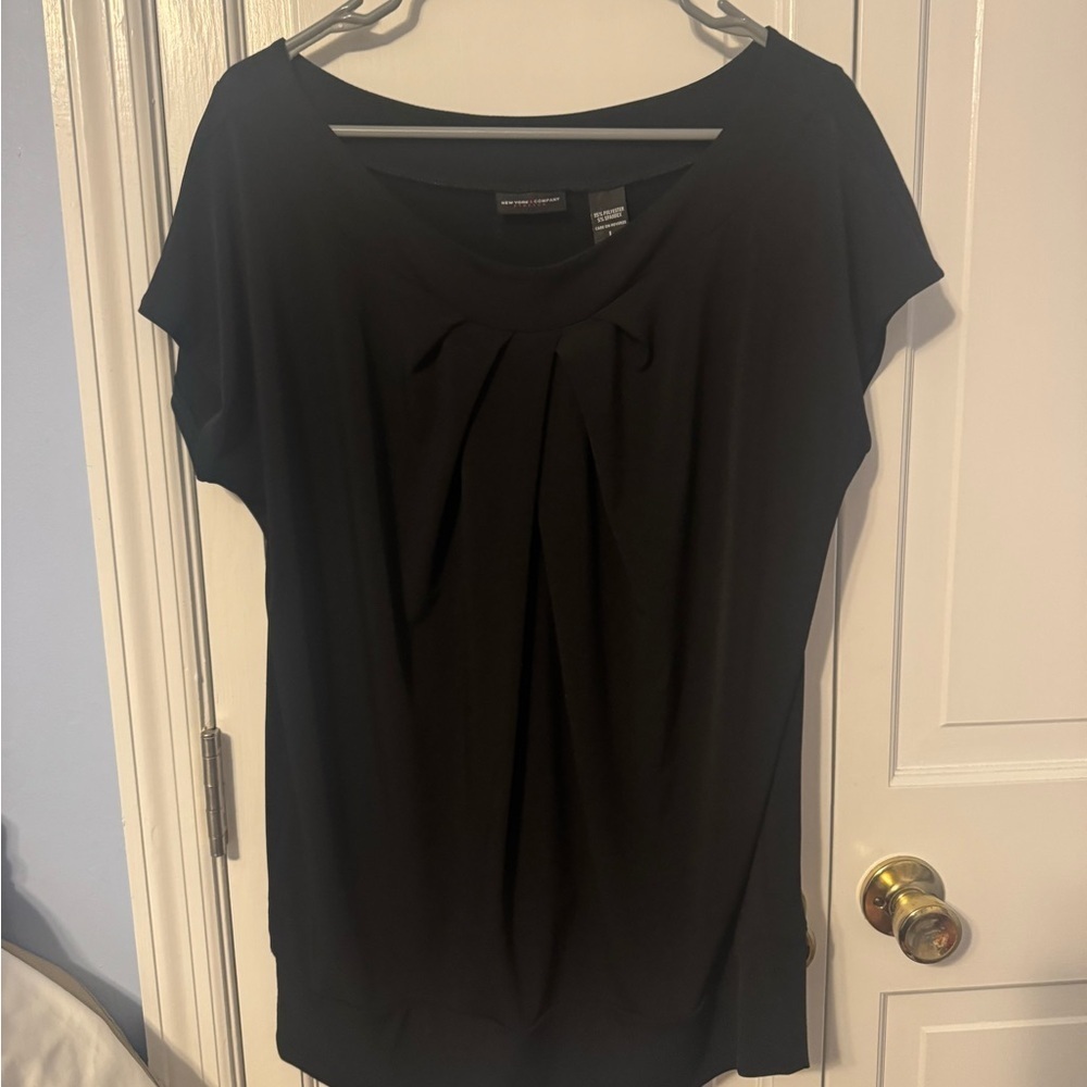 New York & Company Flattering Stylish Timeless Black Blouse. L